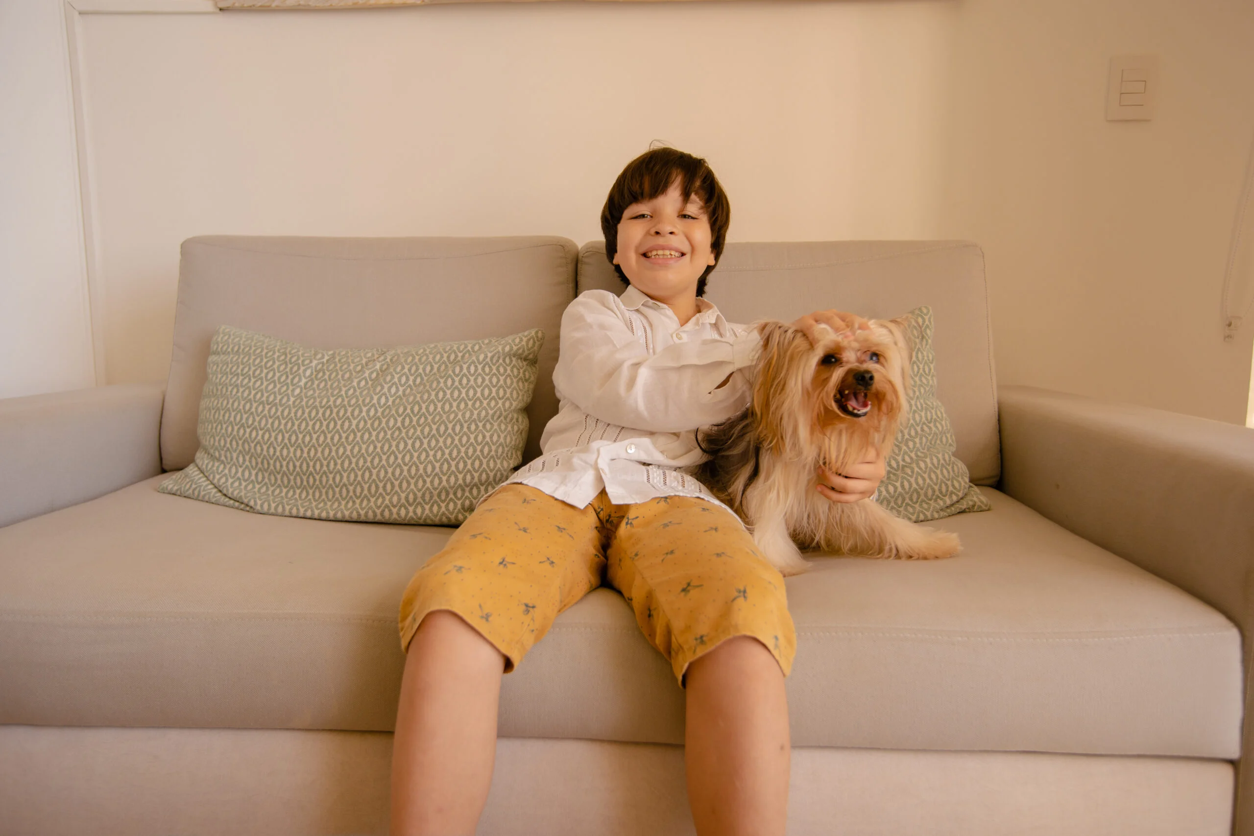 Niño y su mascosta en sala apartasuites Ocean Front Junior