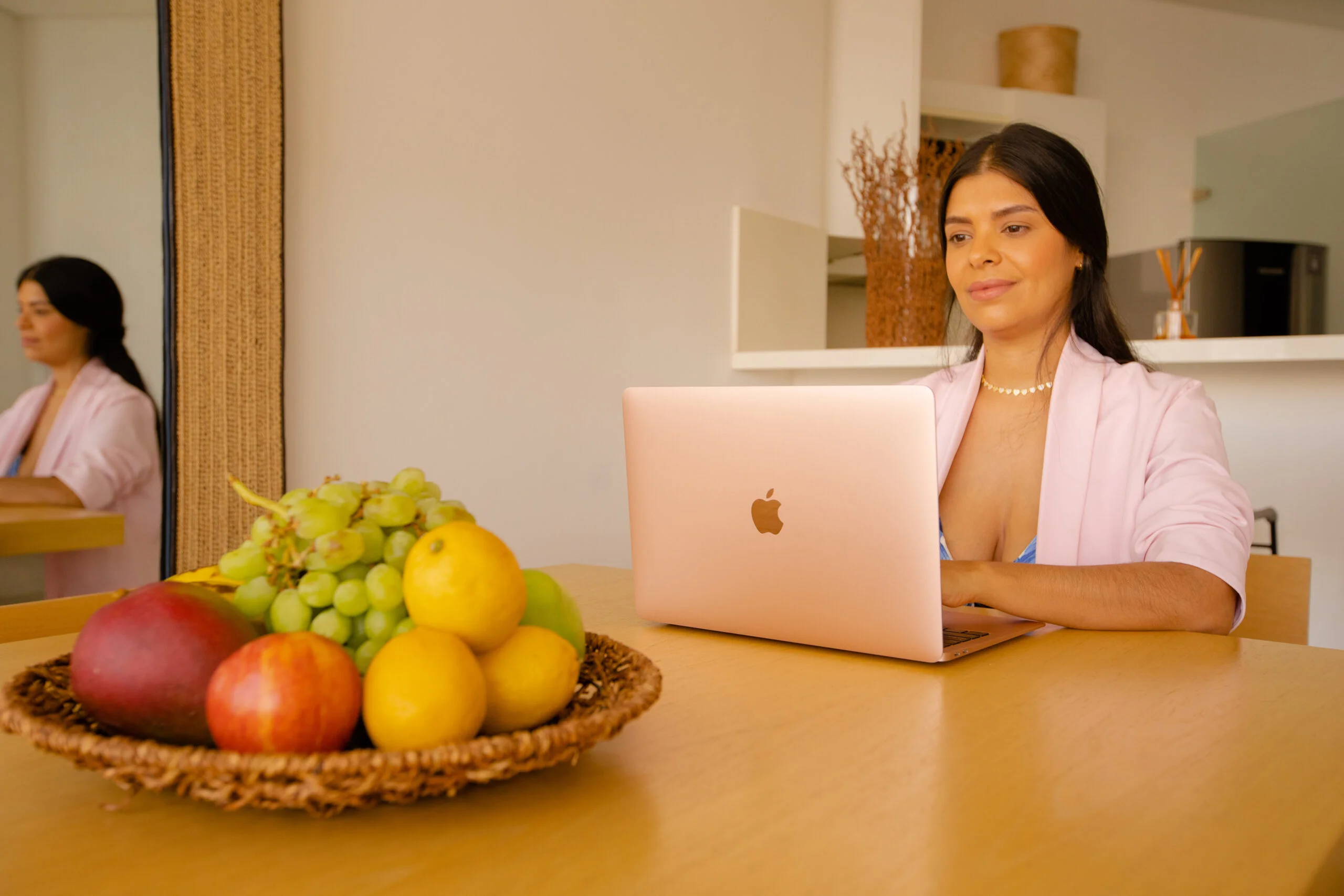 Madre en teletrabajo desde el apartasuites